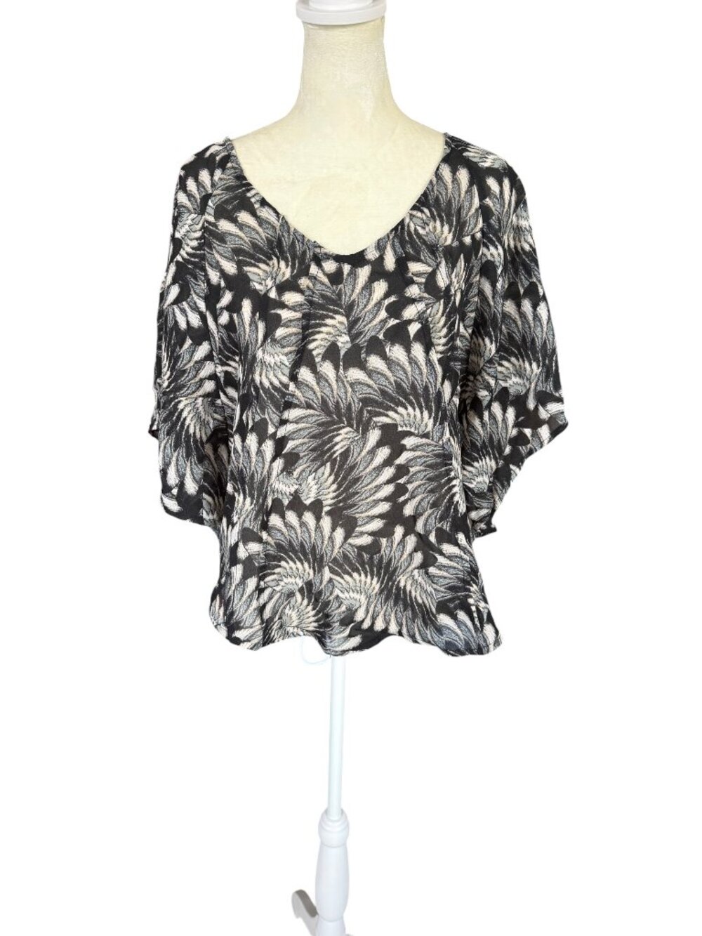 attention black and white feather print kimono style v-neck sheer blouse size M